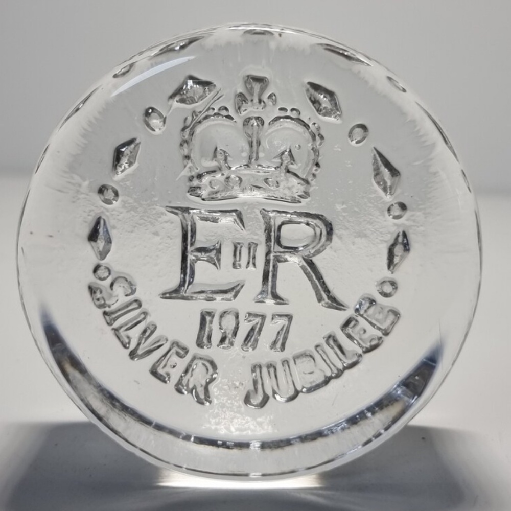 Vintage ER 1977 Silver Jubilee glass paperweight